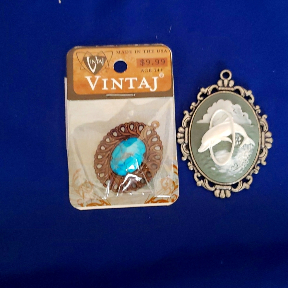 Two natural stone pendant in metal